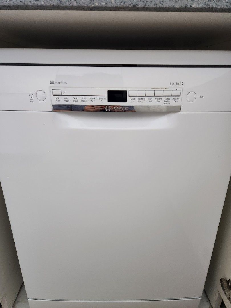 BOSCH FREESTANDING DISHWASHER SERIES 2 (Like new), TV & Home Appliances