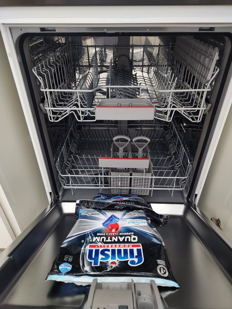 BOSCH FREESTANDING DISHWASHER SERIES 2 (Like new), TV & Home Appliances