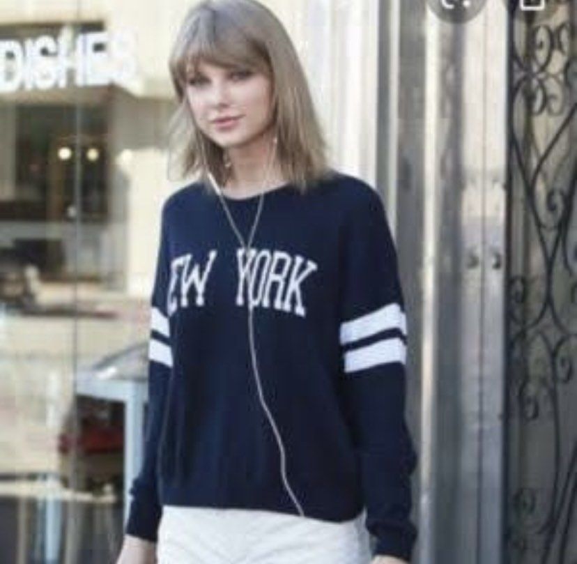 Brandy Melville Veena Sweater Knitted Navy blue with white stripes longsleeves