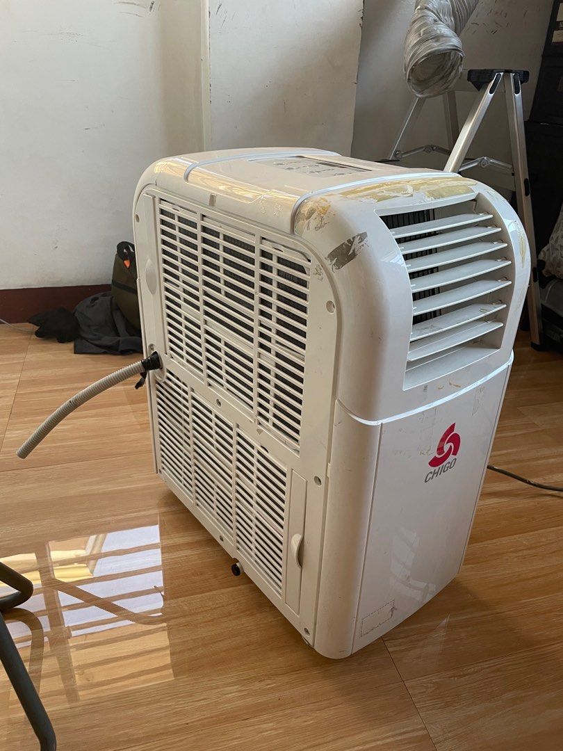 CHIGO portable aircon (Category: Air Conditioning and Heating) located in Paranaque City. Submitted by declutteriiiiiing (Listing ID 1228495387, Image 2). Description: Sakto sa init ng panahon! Baka kulang fan/ aircon niyo sa bahay.🥵 SELLING ‼️ CHIGO Portable Aircon 1hp (w hose & remote) rfs: de cluttering, di gnagamit. Working 💯 Pick up only.😊.