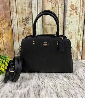 (Category: ) located in . Submitted by maiyasluxurybagshoppe (Listing ID 1228557455, Image 1). Description: .