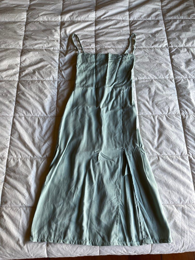 Linen dress (Category: Dresses) located in Quezon City. Submitted by phantom_reader (Listing ID 1228520559, Image 2). Description: Linen Smocked back Have two colors (lilac and sage) Bought for 999 each + shipping (~1,150 total) Too small on me ): .
