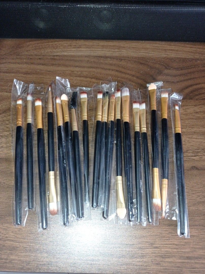 Makeup brush (Category: Makeup) located in Kuala Lumpur. Submitted by Stupsonline (Listing ID 1228462071, Image 3). Description: there's 18 brushes dm for any info.