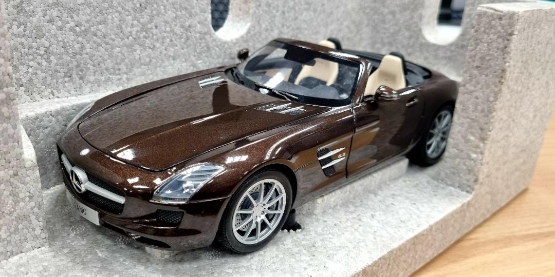 Minichamps 1/18 scale Diecast DC8524C - Mercedes-Benz SLS AMG Convertible - Red