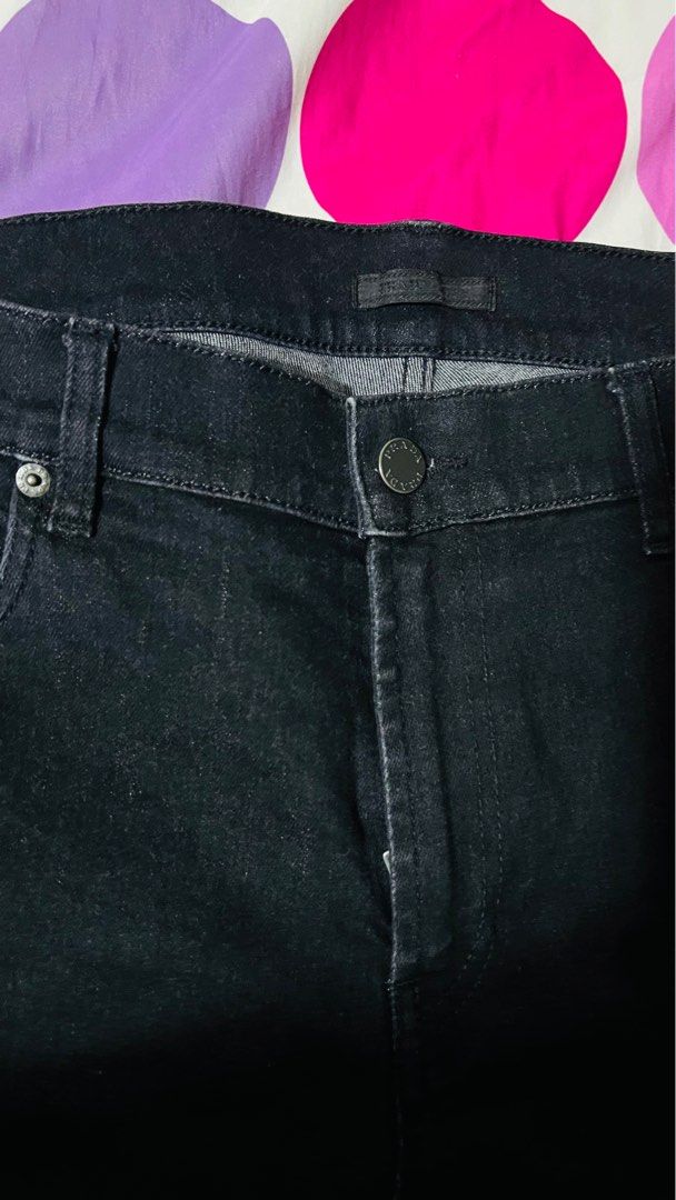 Prada Pants Jeans Stretchable (Category: Luxury Apparel) located in Cuenca. Submitted by cjayf (Listing ID 1228510105, Image 2). Description: Prada Black Jeans Stretchable Dimes W 33, L 38, Hem 7 No issue .