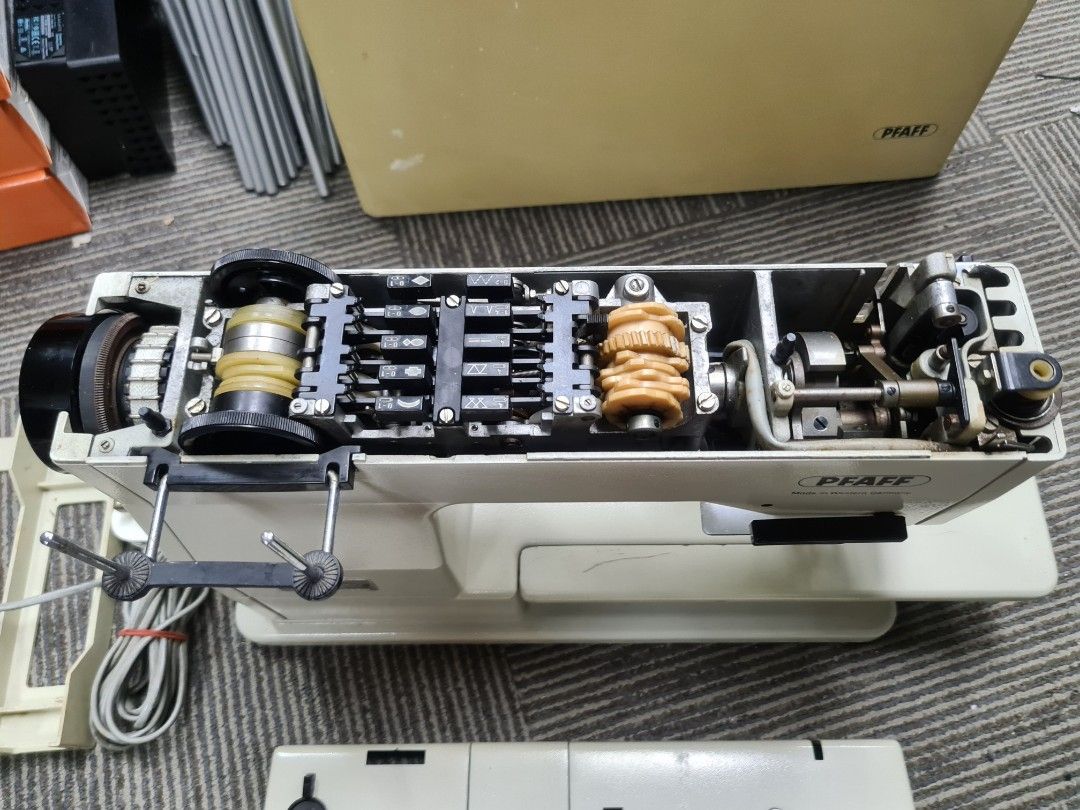 Rare Vintage Pfaff 1222 IDT Solid metal chassis sewing machine West