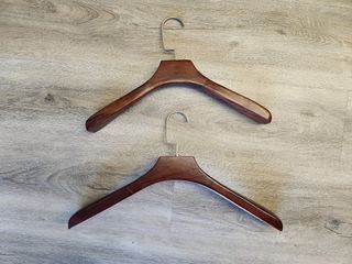 TOPIA HANGER Black Wooden Hangers, 0.28-inch Slim Wood Clothes Hanger with  Flat Design and Smooth Notches, Lightweight Space Saving Hangers for Shirt