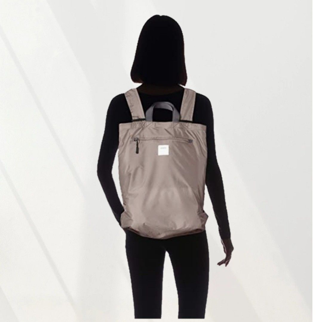 Foldable outlet backpack anello