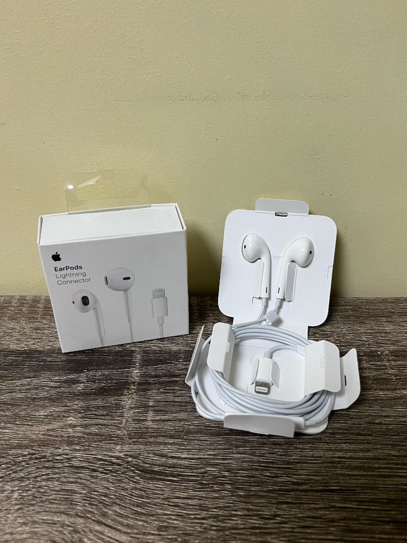 Apple EarPods with Lightning Connector, Audio, Earphones on Carousell