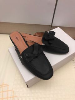 (Category: ) located in . Submitted by wardrobepreloved_99 (Listing ID 1228660899, Image 1). Description: .