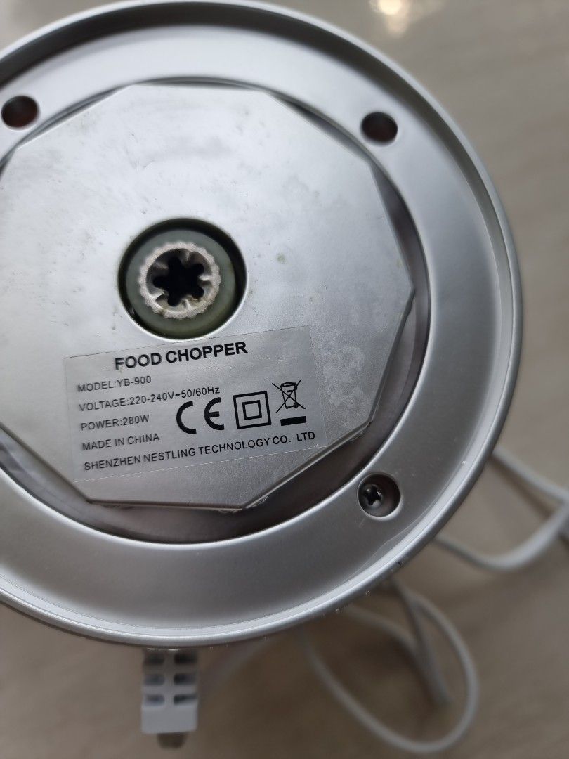 Chopper (Category: Hand & Stand Mixers) located in Singapore. Submitted by orchideesg (Listing ID 1228569367, Image 3). Description: Used 2 times too small for my family..