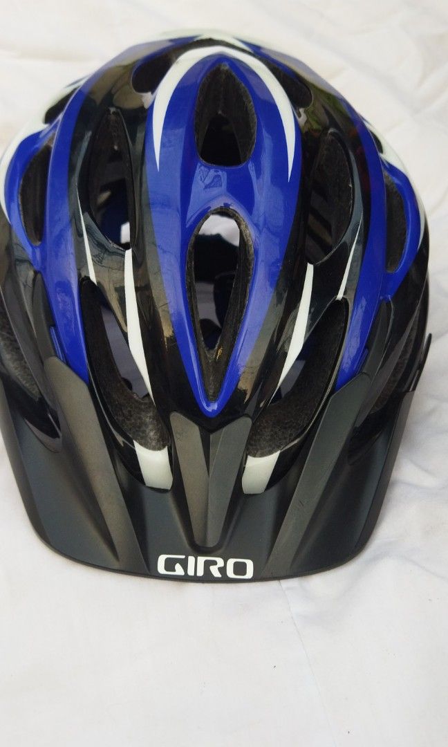 GIRO Indicator MTB mountain bike helmet (Category: Bicycles) located in Malabon City. Submitted by immortalpicker (Listing ID 1228581728, Image 2). Description: GIRO Indicator MTB mountain bike helmet Brand=GIRO Model= indicator bike helmet size Adult= 54-61 cm Color= black blue white Weight= 304g 2nd hand with scratch No warranty If there's Damage or Issues they can be seen in the last picture Price = 1,700 No swapping please. Price does not inc