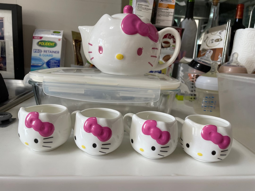 Hello Kitty Teapot and Cups, Hobbies & Toys, Memorabilia & Collectibles