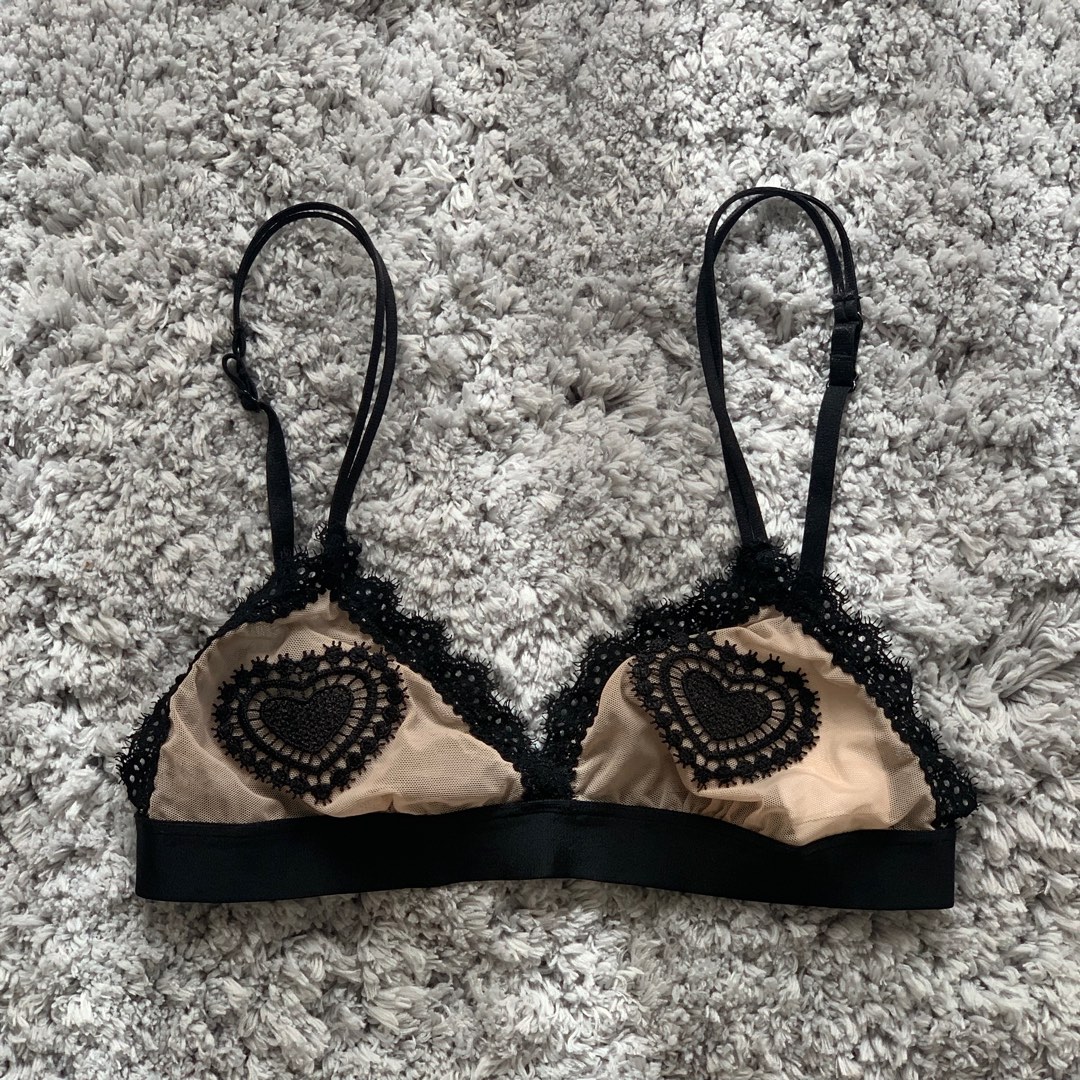 https://media.karousell.com/media/photos/products/2023/4/26/hm_heart_lace_bralette_1682478659_f21be5d8.jpg