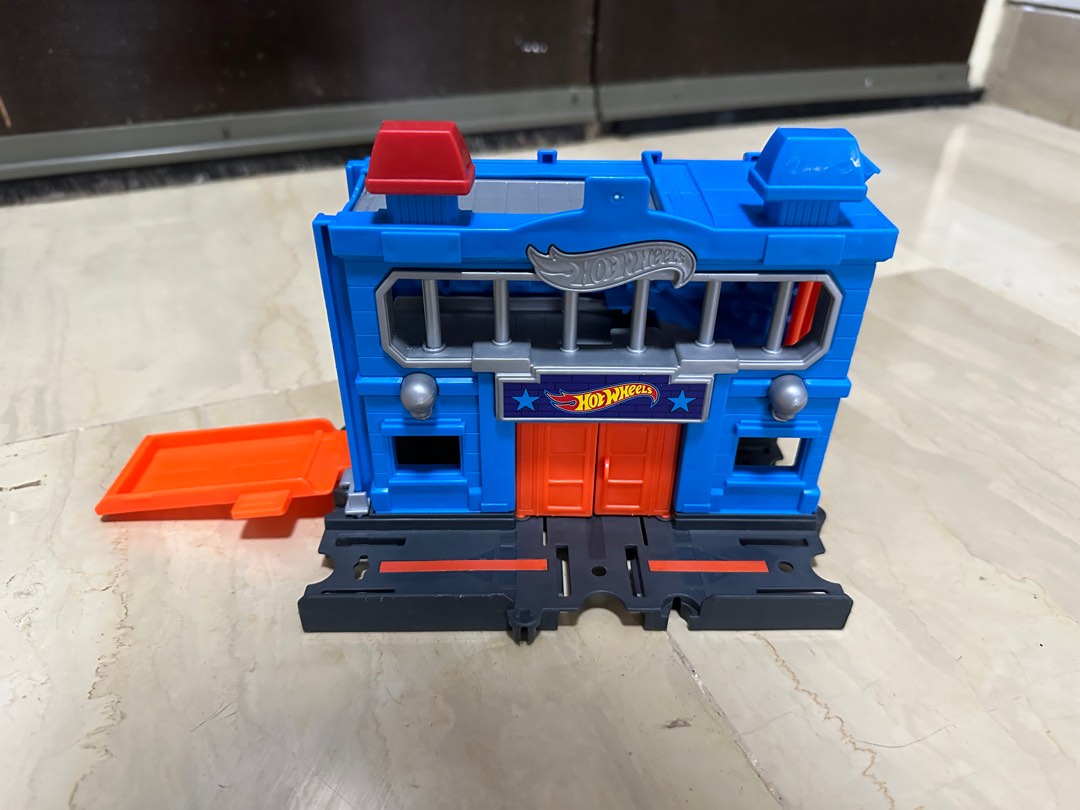 Hot Wheels Police Station, Hobbies & Toys, Toys & Games on Carousell