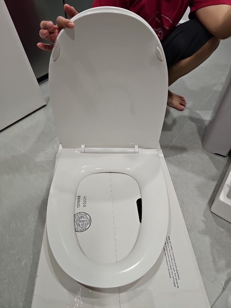 Kohler Reach Up slim quiet close toilet seat, Furniture & Home Living, Bathroom & Kitchen