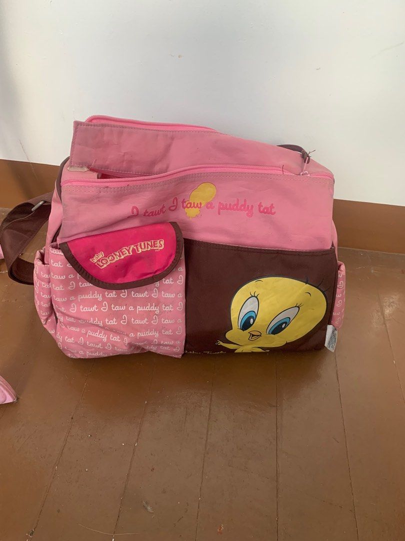 Looney Tunes Diaper Bag (Category: Diaper Bags & Wetbags) located in Quezon City. Submitted by owie27 (Listing ID 1228732723, Image 1). Description: Barely used Good as new but needs cleaning as it was stuck.