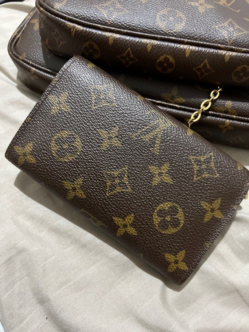 Louis Vuitton Wallet-Guaranteed Authentic (Category: Luxury Bags & Wallets) located in Manila. Submitted by niftyshopperph (Listing ID 1228625217, Image 3). Description: Preloved Authentic LV Wallet You can add chain to make it WOC.