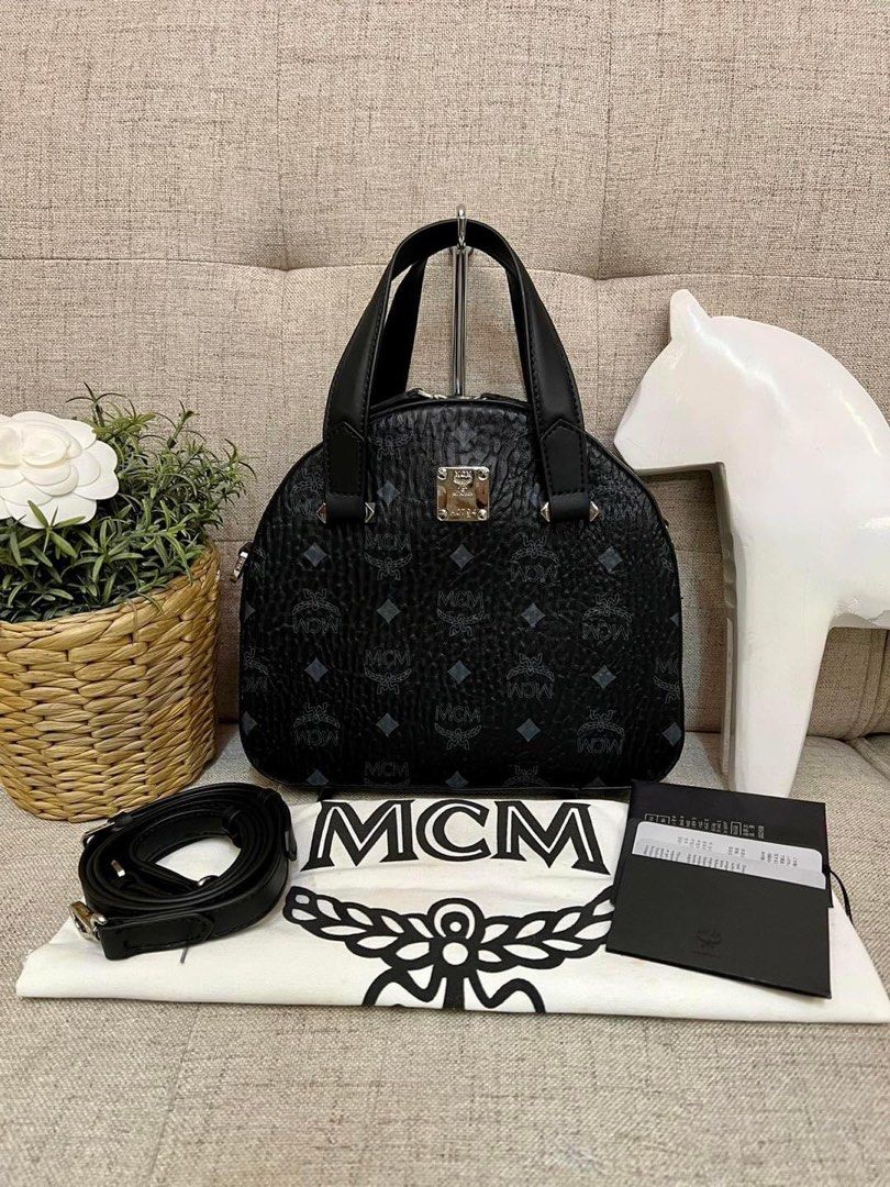 Mcm essential half moon tote deals
