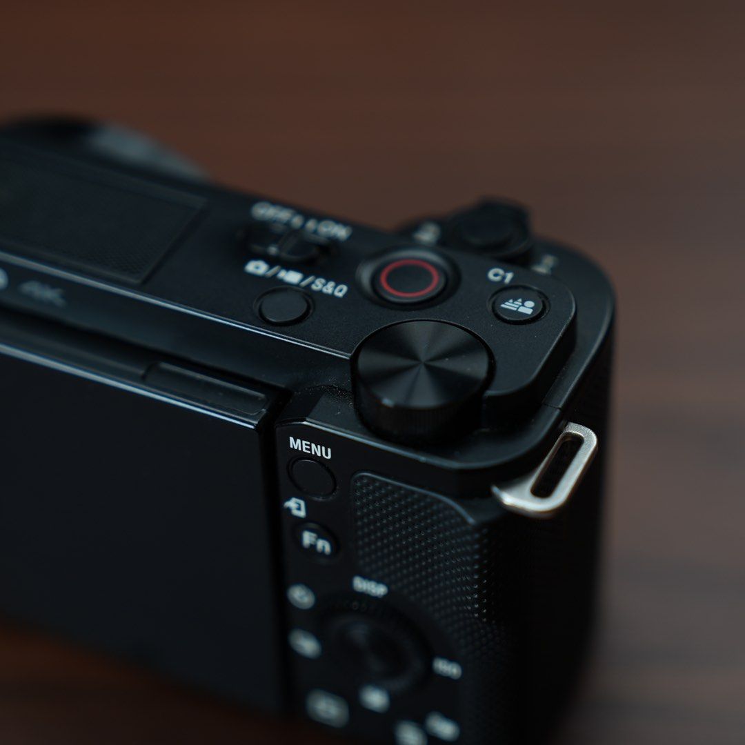 Sony ZVE10 BODY w FREE STUFFS!, Photography, Cameras on Carousell
