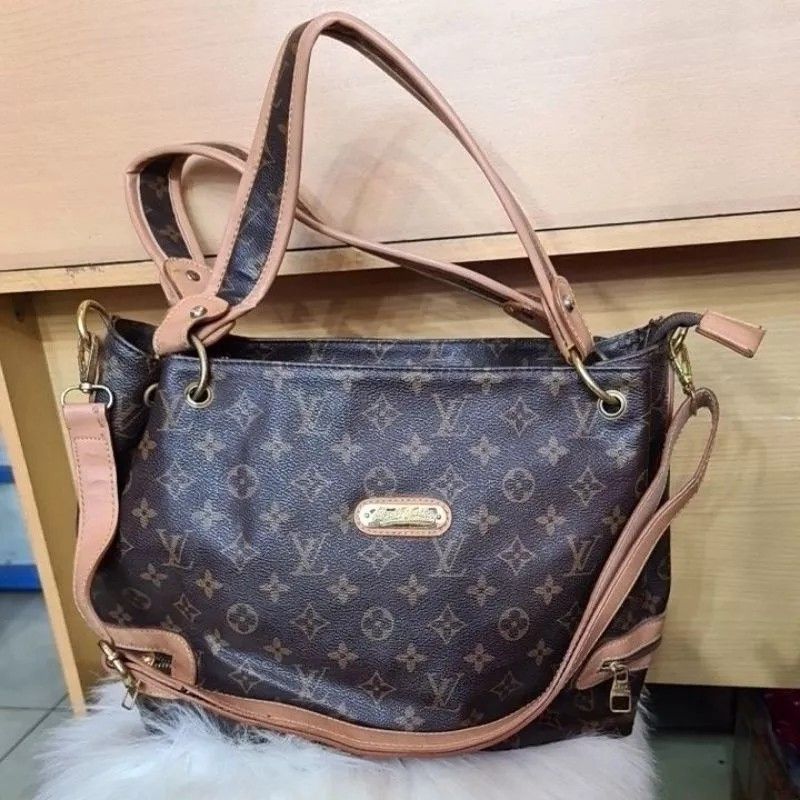 Koper Louis Vuitton (1), Fesyen Wanita, Tas & Dompet di Carousell