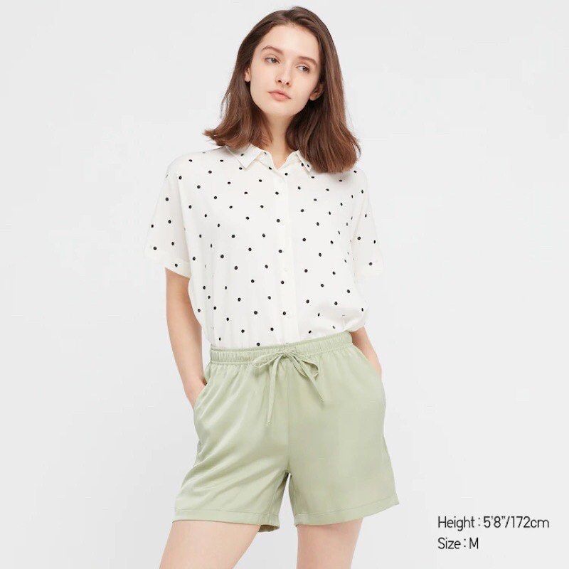 Uniqlo Short. Pants Relaco Satin Sage Green Fesyen Wanita