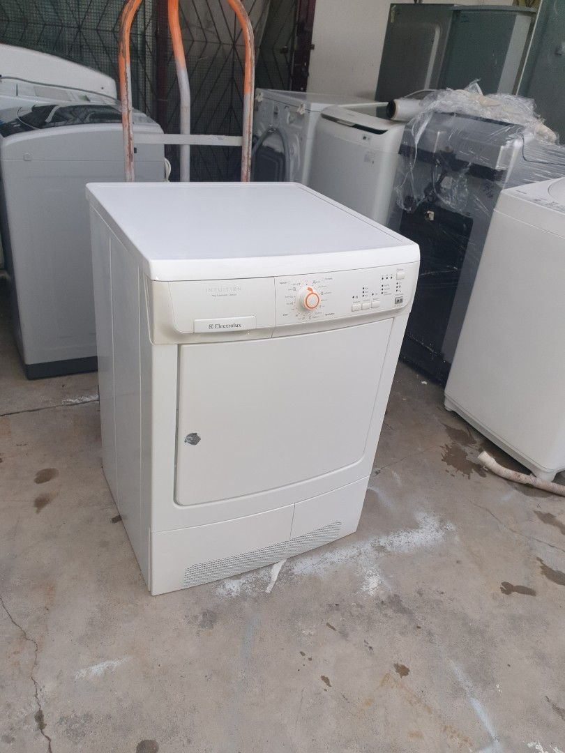 Used Electrolux condenser clothes dryer 7.0kg, pengering baju drying