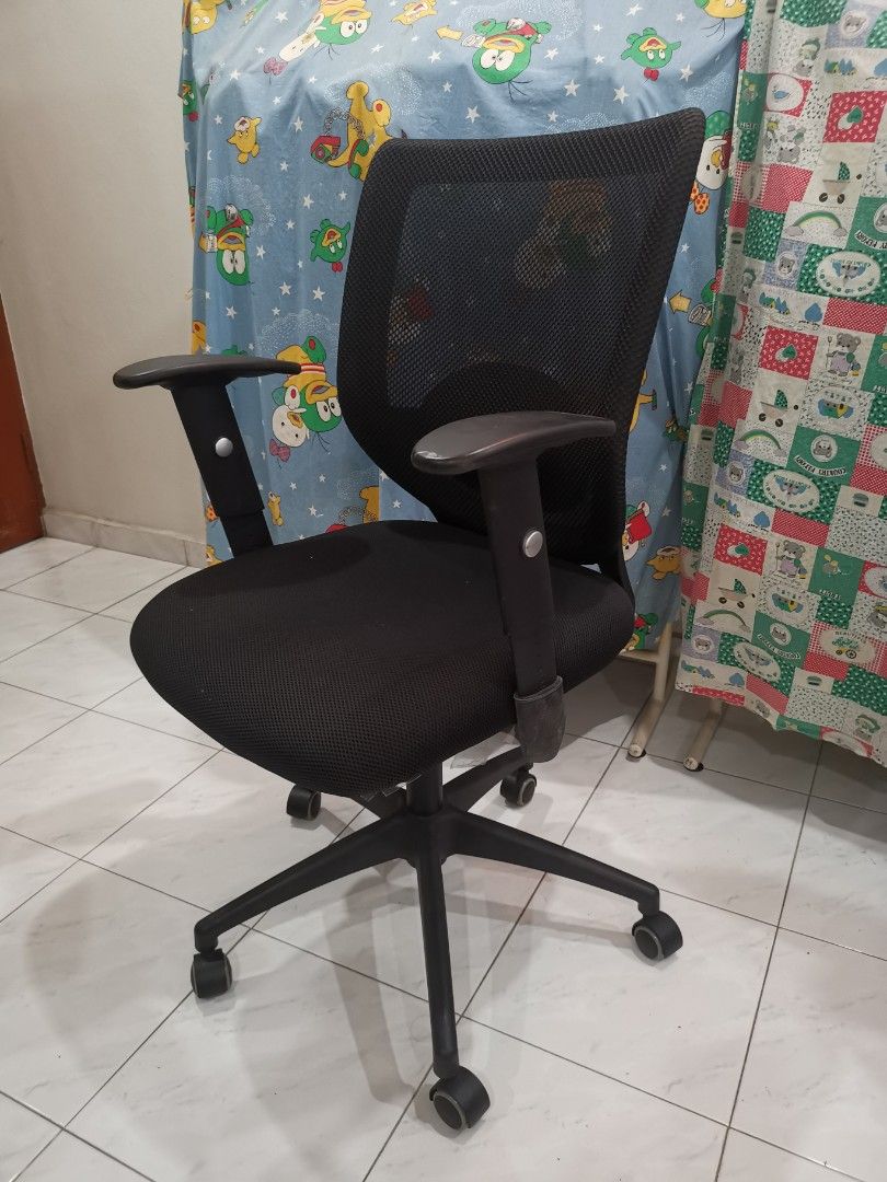 Used high end office chair. Second hand, Furniture & Home Living