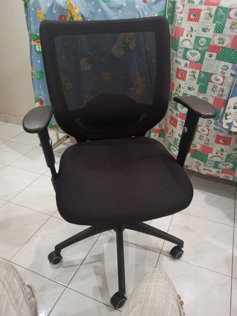 Used high end office chair. Second hand, Furniture & Home Living
