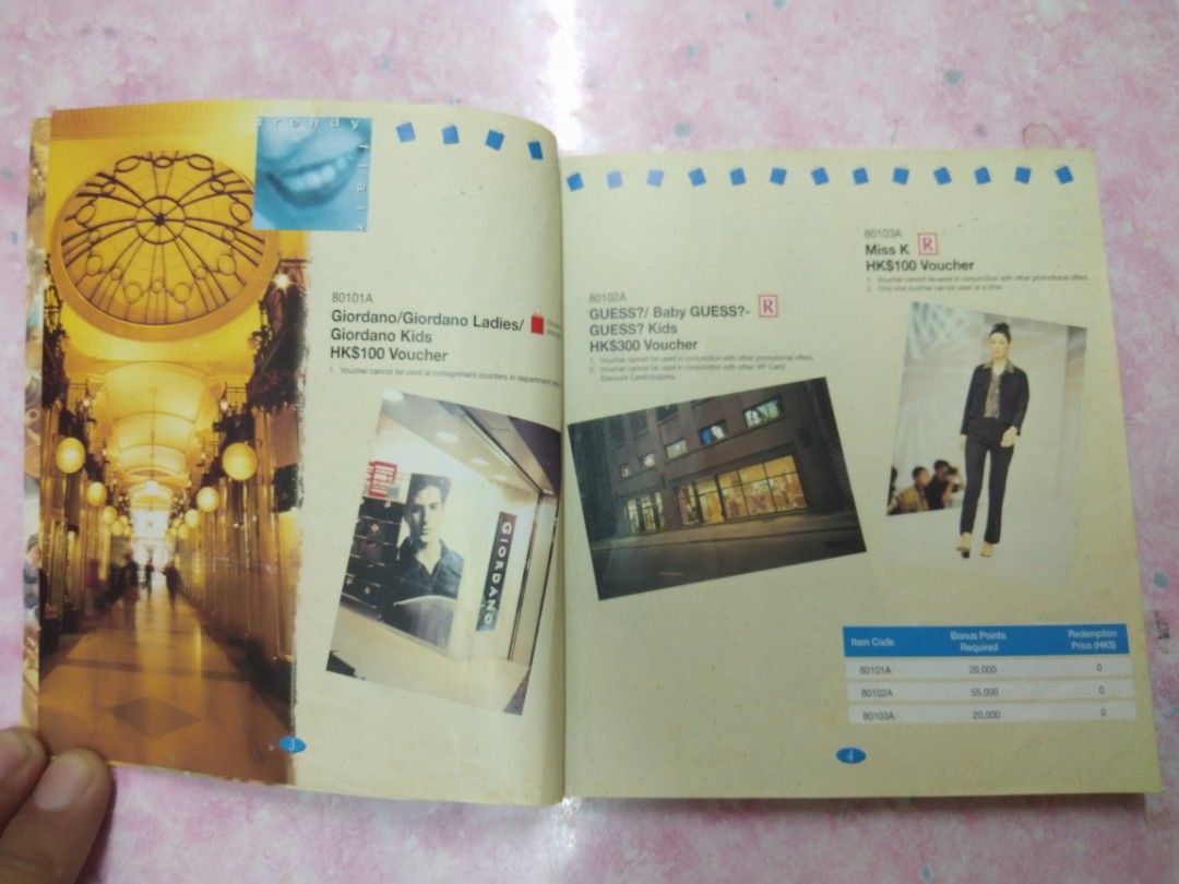 🙏1998年Standard and Chartered Bank Credit Card Bonus Points Catalogue 香港渣打銀行信用卡積分禮品目錄。  内文是英文， 彩色粉紙光面印刷， 裏有很多和豐富當年零售店舖提供商品，產品和服務如名牌時裝飾物， 鐘錶， 酒類， 旅遊，