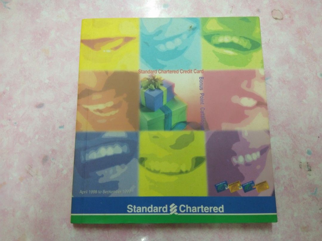🙏1998年Standard and Chartered Bank Credit Card Bonus Points Catalogue 香港渣打銀行信用卡積分禮品目錄。  内文是英文， 彩色粉紙光面印刷， 裏有很多和豐富當年零售店舖提供商品，產品和服務如名牌時裝飾物， 鐘錶， 酒類， 旅遊，