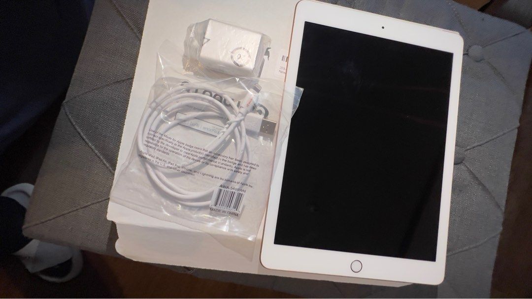 Apple iPad 9.7in 6th Generation WiFi + Cellular (32GB, Space Gray) (Renewed)