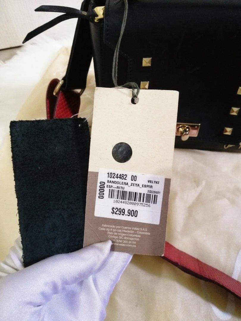 💯Authentic Velez Genuine Leather Crossbody bag (Category: Luxury Bags & Wallets) located in Malolos. Submitted by sofideclutters (Listing ID 1228887797, Image 2). Description: Free Pay SF.