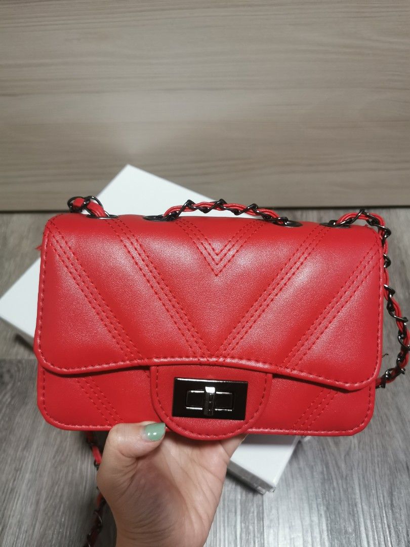 Bag (Category: Cross-body Bags) located in Singapore. Submitted by minnie_wei (Listing ID 1228755321, Image 3). Description: Time to decluttering! Condition :9/10 Photo 1: $5. 00 Photo 3: $10. 00 Photo 6: $35.00.
