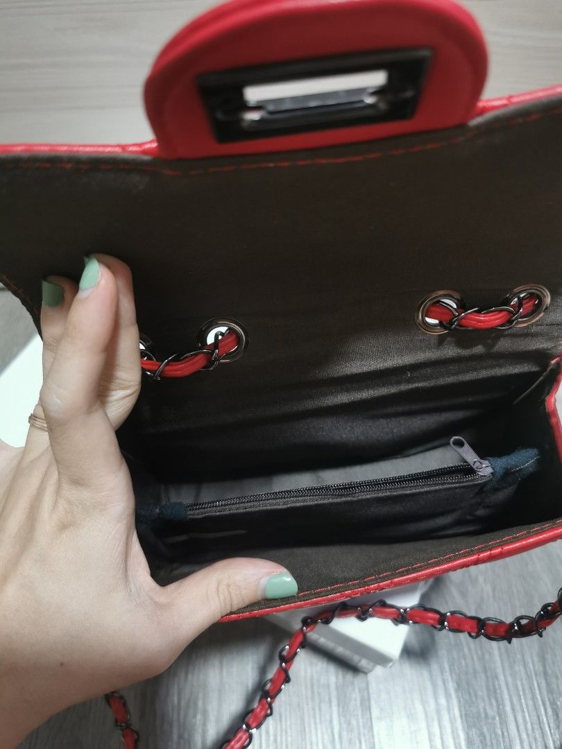 Bag (Category: Cross-body Bags) located in Singapore. Submitted by minnie_wei (Listing ID 1228755321, Image 4). Description: Time to decluttering! Condition :9/10 Photo 1: $5. 00 Photo 3: $10. 00 Photo 6: $35.00.