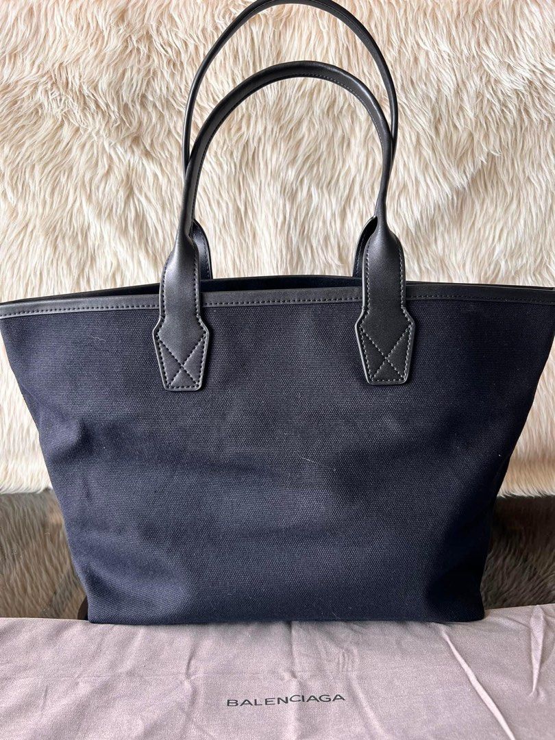 Balenciaga Canvas Tote (Category: Luxury Bags & Wallets) located in Paranaque City. Submitted by aralofranco (Listing ID 1228735682, Image 2). Description: Japan Preloved.