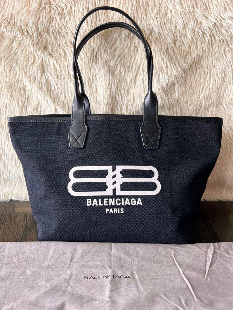 Balenciaga Canvas Tote (Category: Luxury Bags & Wallets) located in Paranaque City. Submitted by aralofranco (Listing ID 1228735682, Image 1). Description: Japan Preloved.