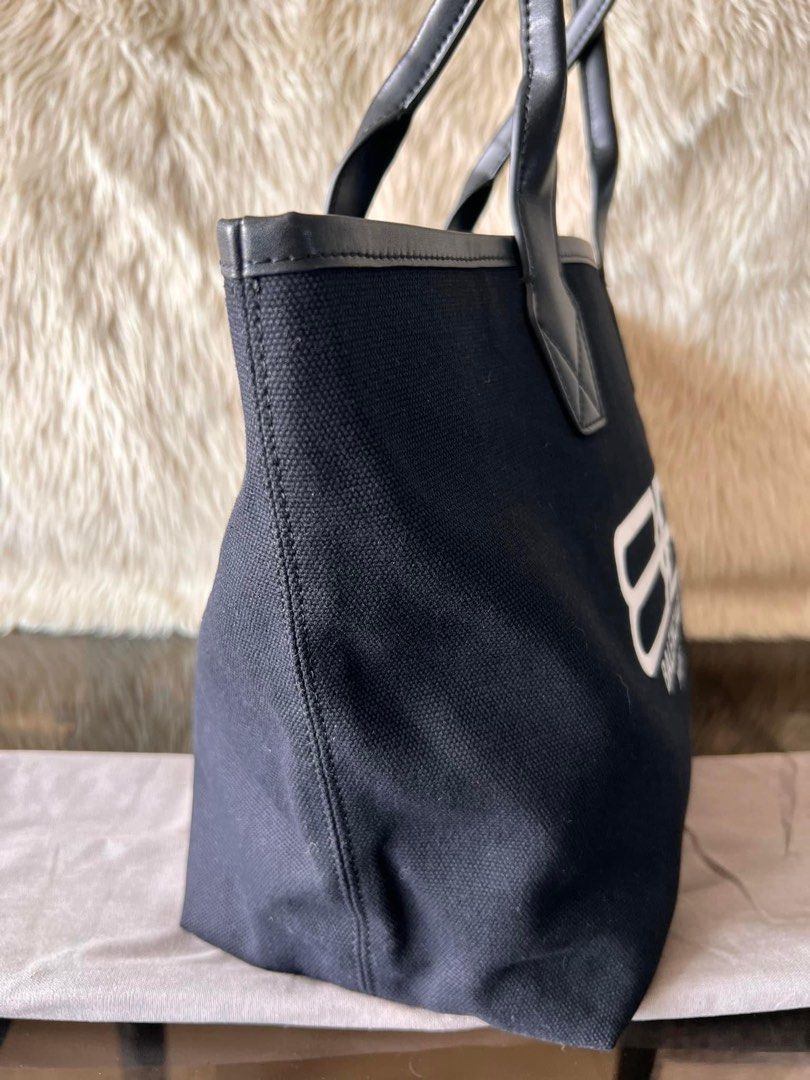 Balenciaga Canvas Tote (Category: Luxury Bags & Wallets) located in Paranaque City. Submitted by aralofranco (Listing ID 1228735682, Image 3). Description: Japan Preloved.