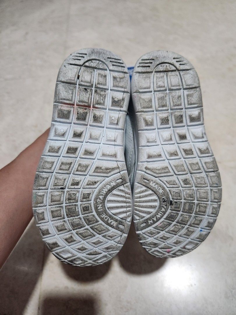 bata white canvas shoes