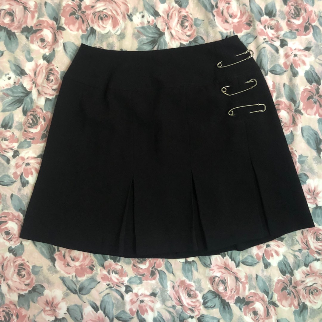 Black safety pins skirt, Women's Fashion, Bottoms, Skirts on Carousell