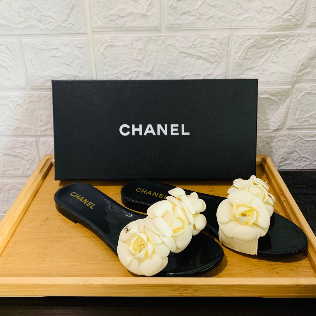 Chanel flower 2025 slippers