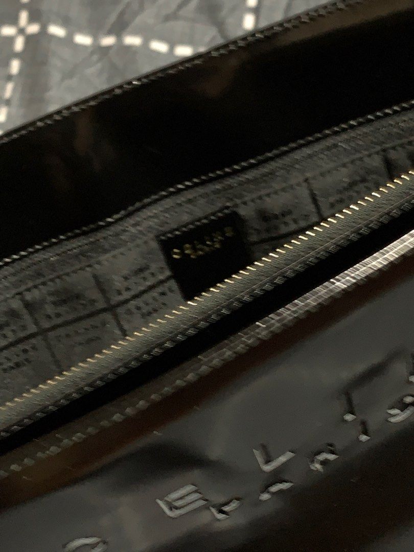 Celine Enamel Patent Leather Bag (Category: Luxury Bags & Wallets) located in Binan City. Submitted by de.clutterbyM (Listing ID 1228826504, Image 3). Description: .