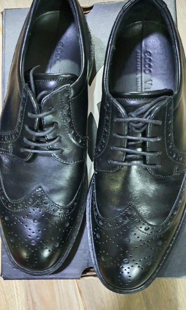 ECCO LEATHER Black shoe size EU40 Retail price 200 collect