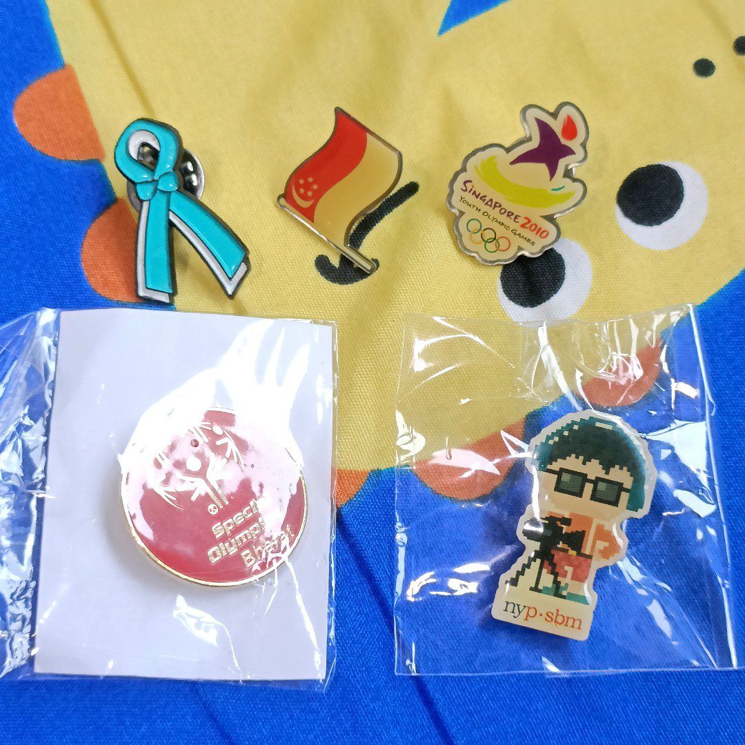 Badge brooch online