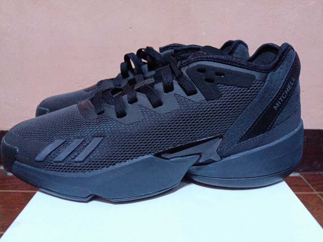 Old adidas deals basketball shoes