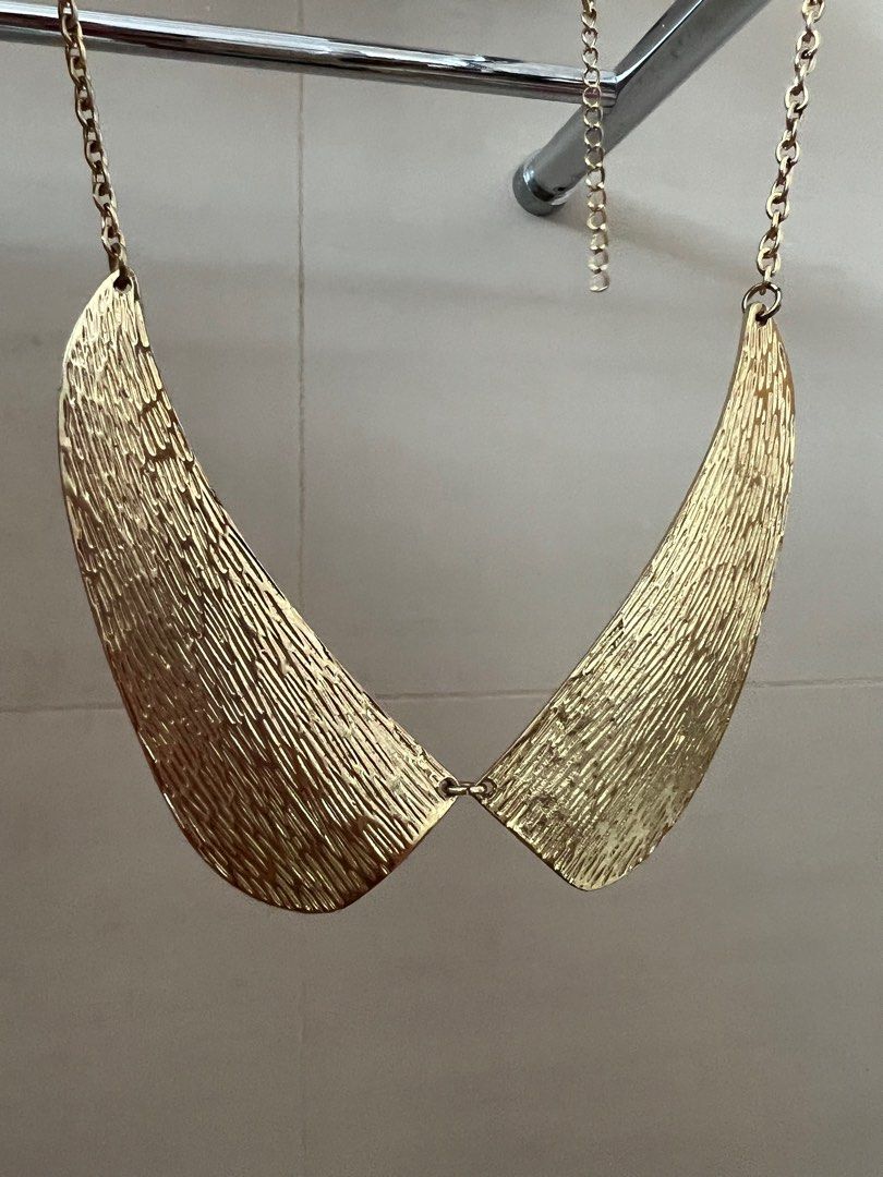 Golden colour necklace outlet