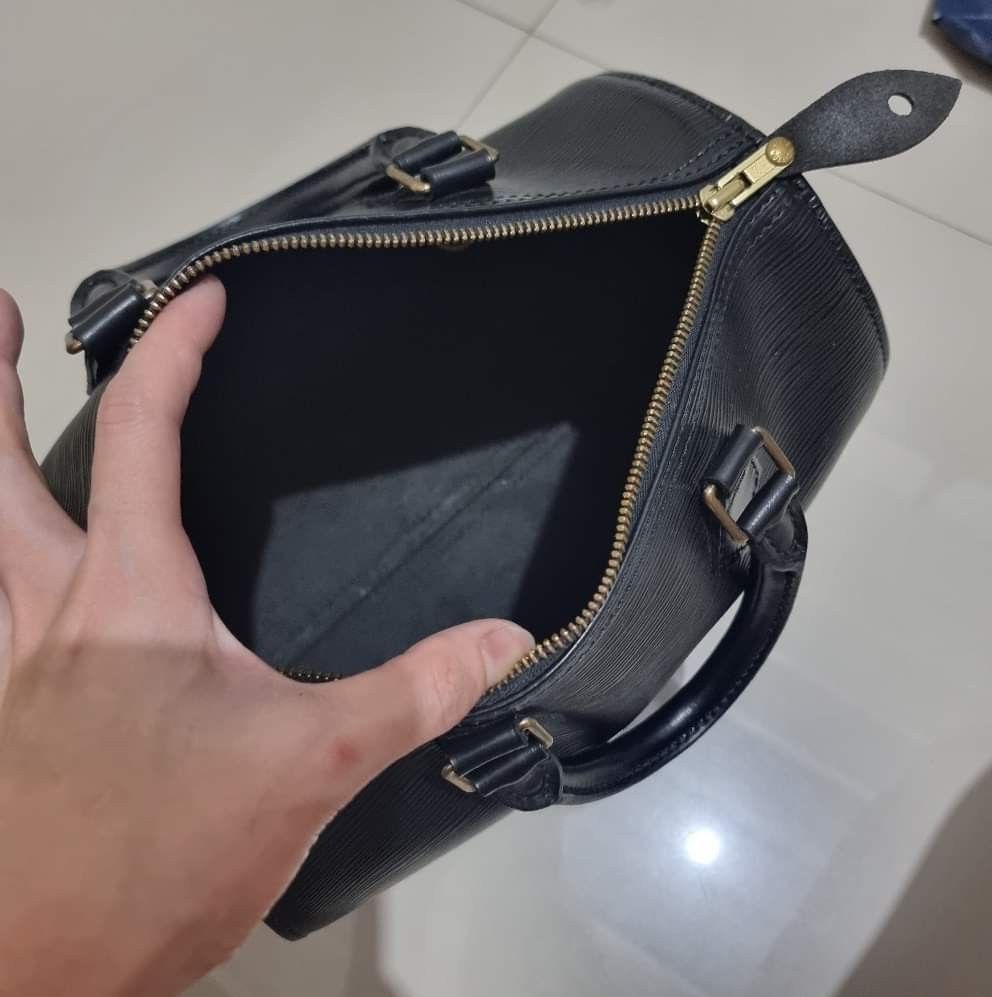 Louis Vuitton Epi Speedy 25 (Category: Luxury Bags & Wallets) located in Caloocan City. Submitted by lujosacollection (Listing ID 1228892840, Image 2). Description: 100%Authentic/Original Preloved Louis Vuitton Epi Speedy 25 In very good condition Comes with dustbag.