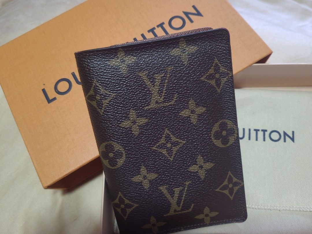 Authentic LV Passport Cover Damier Graphite Canvas 9.5 x 13.5 cm, Men's  Fashion, Watches & Accessories, Wallets & Card Holders on Carousell