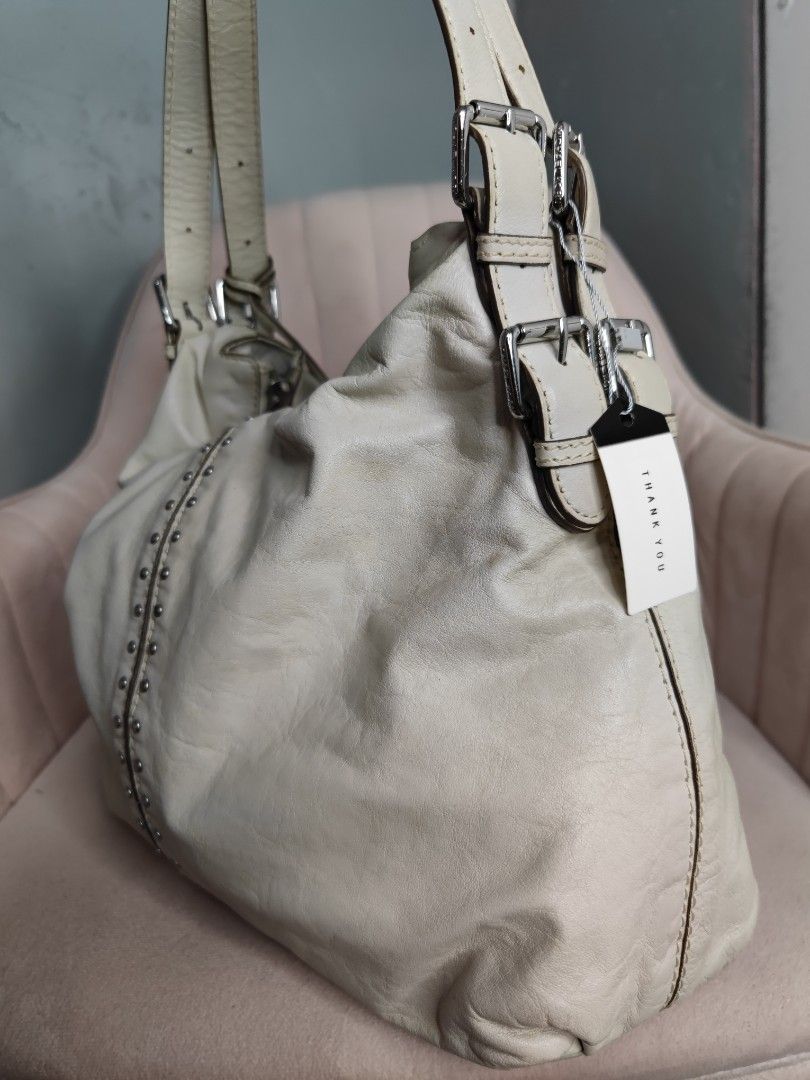 Mk hobo (Category: Luxury Bags & Wallets) located in Cardona. Submitted by jaxdelossa10453 (Listing ID 1228820927, Image 2). Description: signs of use small stains on leather dirt sa lining check photos.
