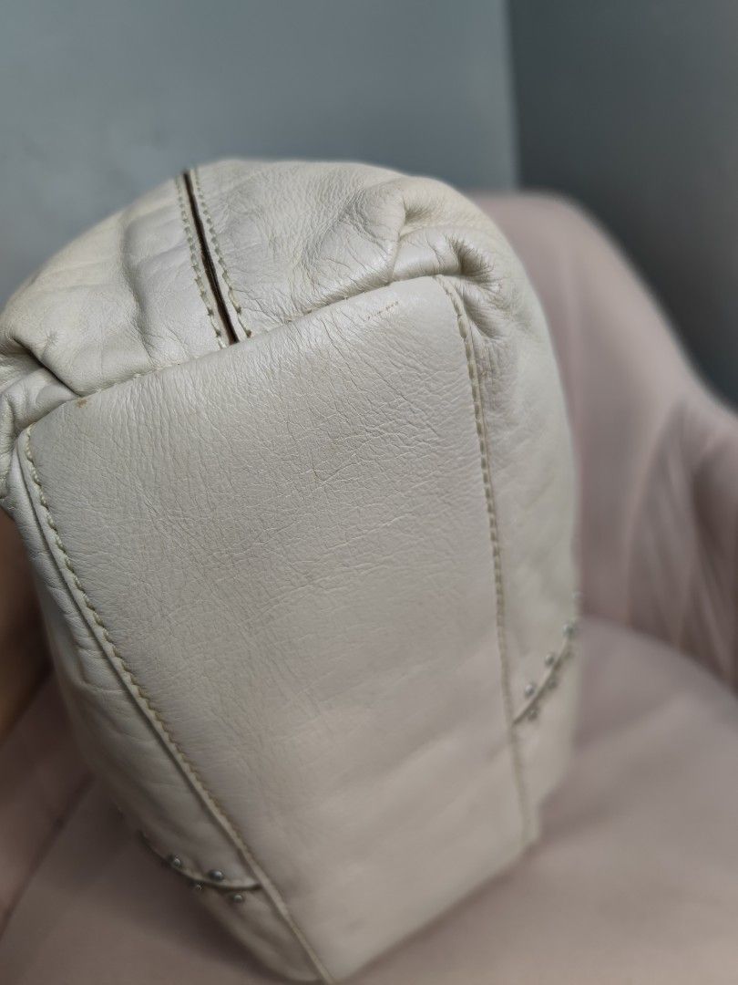 Mk hobo (Category: Luxury Bags & Wallets) located in Cardona. Submitted by jaxdelossa10453 (Listing ID 1228820927, Image 3). Description: signs of use small stains on leather dirt sa lining check photos.